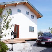 日本の気候風土に合った庇を設け「尾鷲杉・尾鷲檜」を使用した強度のある家。