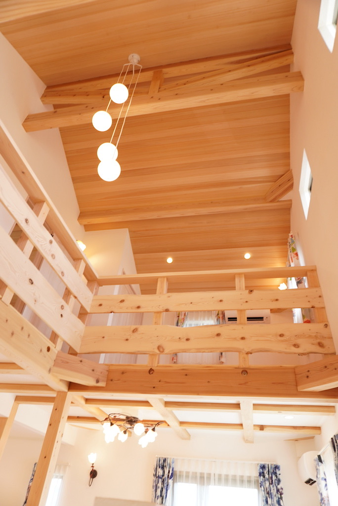 山小屋を思わせる豊かな温もりある２階と、更に天井まで繋がるゆとりある明るい吹抜け空間。